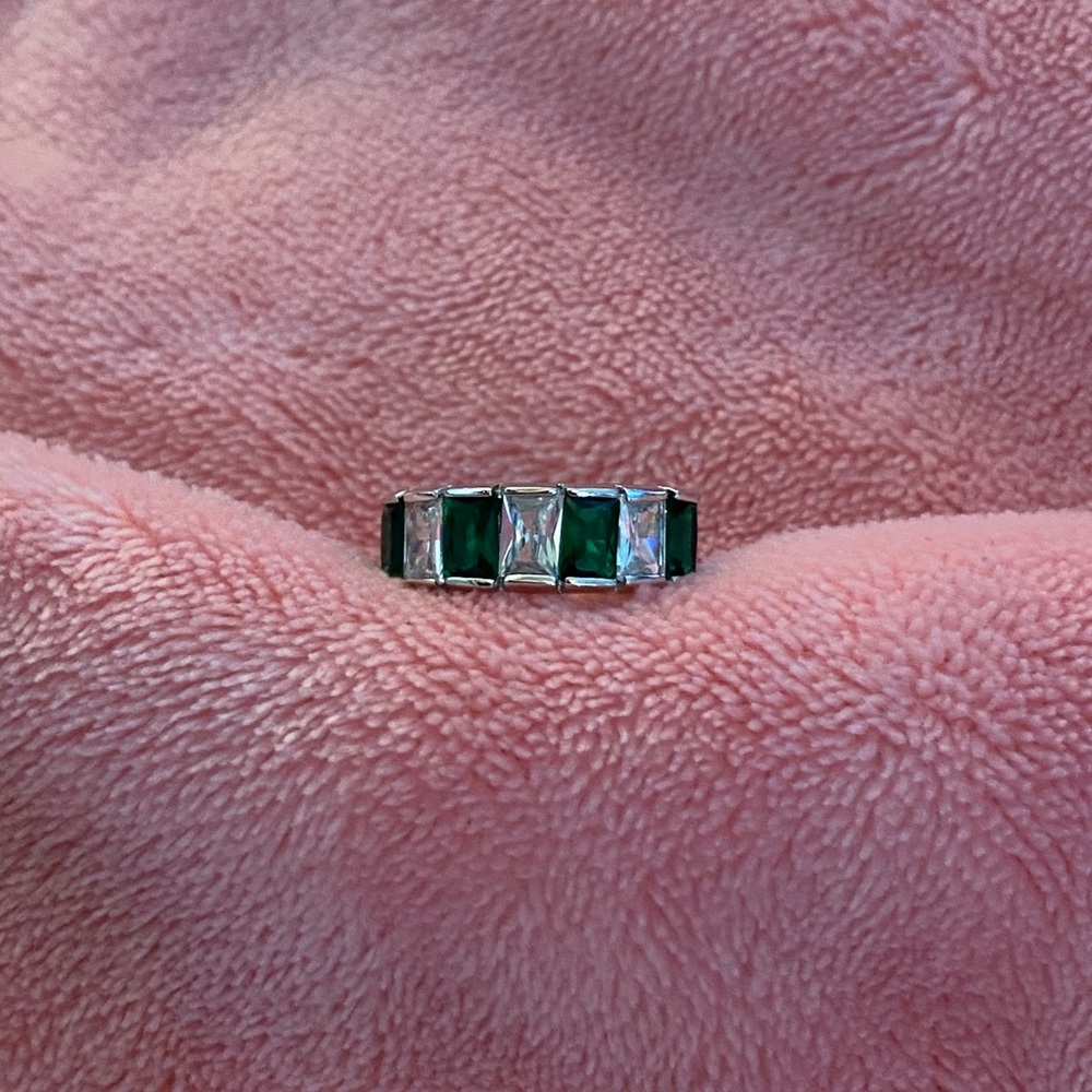 Stunning Green & Clear Costume Ring